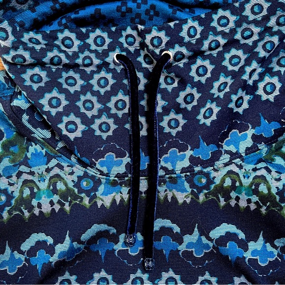 NWOT Susan Graver Weekend cowl neck fitted sweatshirt with pockets - Picture 6 of 8